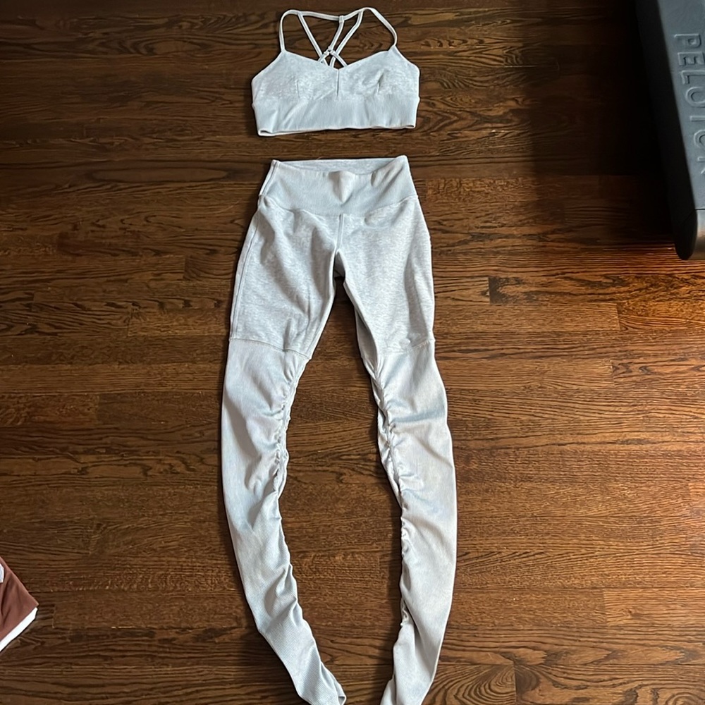 Like new Alo Goddess set (m) top (s) bottom